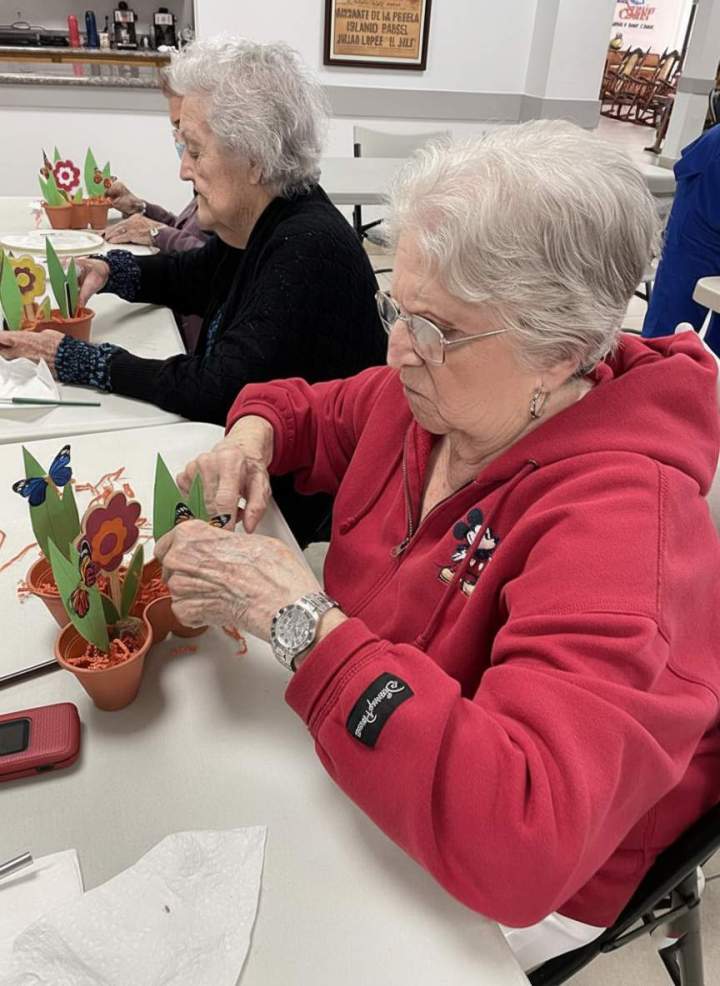 Sesión de manualidades en el centro de día para adultos South Miami