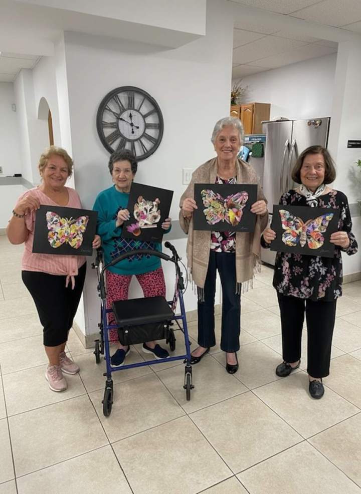 Momento de manualidades para personas mayores South Miami