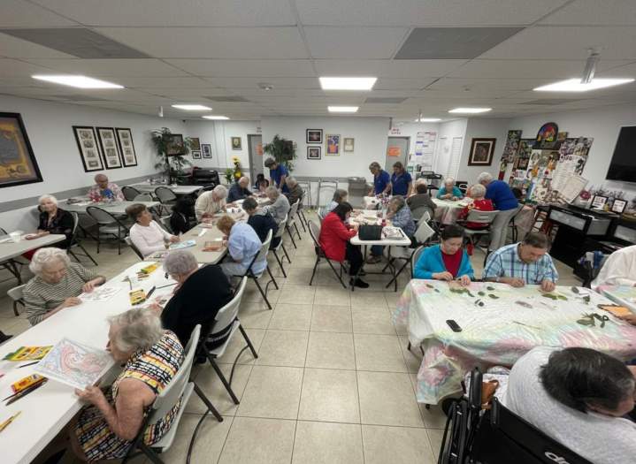 Sesión de arte en el centro de día para adultos South Miami
